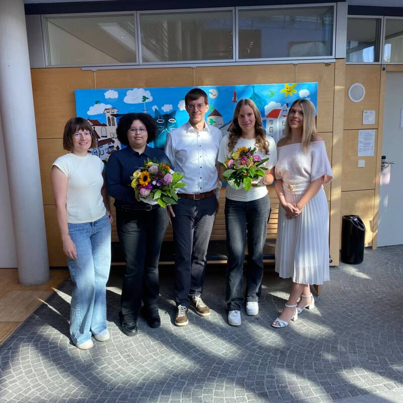 Bürgermeister Felix Kempf und die beiden Ausbilderinnen Christin Muhr und Jessica Schirmer begrüßen die beiden zukünftigen Verwaltungsfachangestellten Adanna Reid und Leonie Friedrich