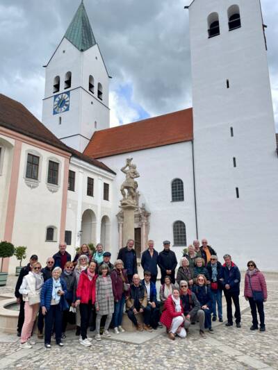 Gruppenfoto im Hochformat der Delegation aus Meylan im Domhof des Diözesanmuseums Freising im Mai 2026