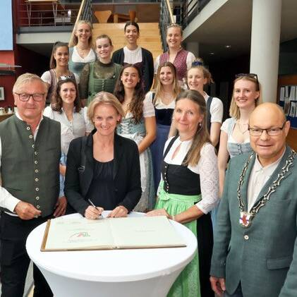 Eintrag der Volleyballerinnen des TV Planegg-Krailling anlässlich ihrer deutschen Meisterschaft ins Goldenen Buch 
