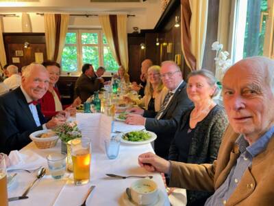 Delegation aus Meylan und Gastgeber der Gemeinde Planegg sitzen beim traditionellen Festabend am Ehrentisch in der Kraillinger Brauerei im Mai 2026