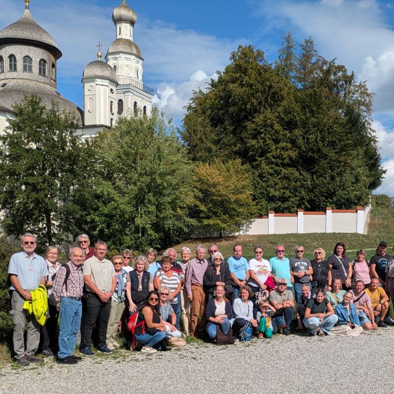 Besuch aus Bärenstein - Gruppenbild vor Maria Birnbaum