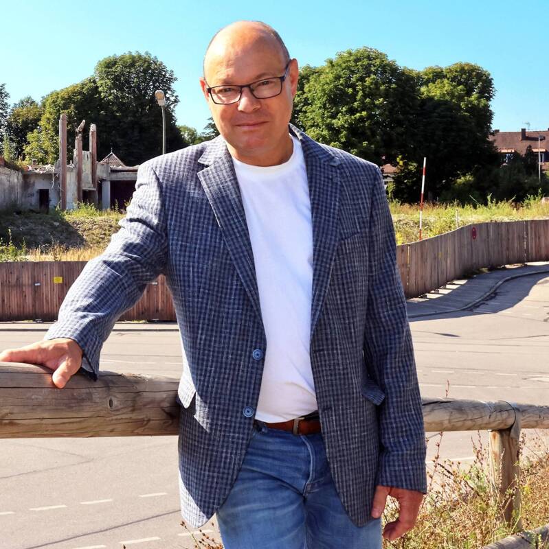 Bürgermeister Hermann Nafziger vor dem ehemaligen Heide-Volm Gelände