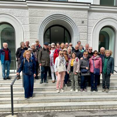 Gruppenfoto der Delegation aus Meylan im Domhof des Diözesanmuseums Freising im Mai 2026
