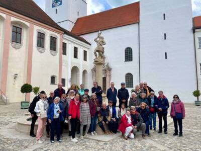 Gruppenfoto im Querformat der Delegation aus Meylan im Domhof des Diözesanmuseums Freising im Mai 2026