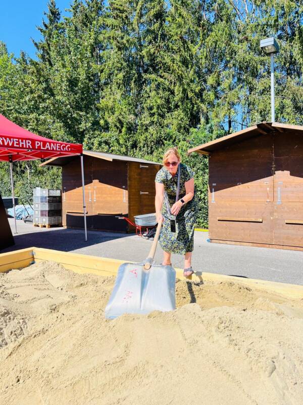 Julia Hasenknopf arbeitet engagiert am Sand für den  Planegger Sommergarten