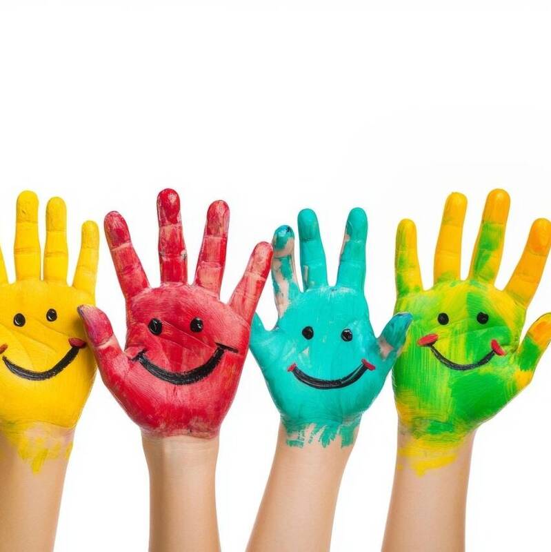 Fröhliche Hände mit Fingerfarben