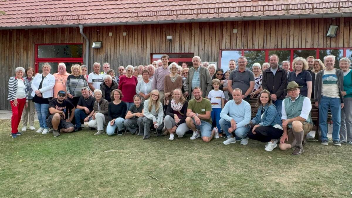 Bärenstein Besuch - Gruppenbild vor dem Naturfreundehaus