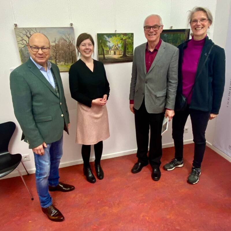 Bürgermeister Hermann Nafziger, die Leiterin des Archivs und Galerie Barbara Reinicke, der Enkel des Künstlers Wolf Heinrich und seine Partnerin Ursula Gabriel 