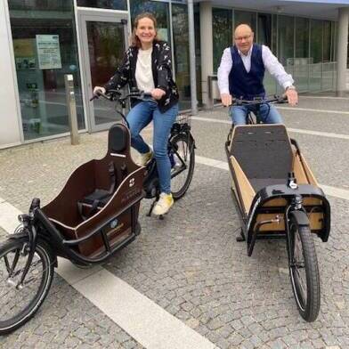 Mobilitätsbeauftragte Martina Argyrakis und Bürgermeister Hermann Nafziger mit den beiden Lastenrädern der Gemeinde