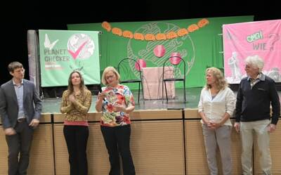 v.l.n.r.: 1. Bürgermeister Dr. Felix Kempf, Michelle Wiesemes (Theater Sonni Maier), Christine Samhammer (Feodor-Lynen-Gymnasium), Eva Schreier und Roman Brugger (Steuerungsgruppe Fair Trade, Planegg)