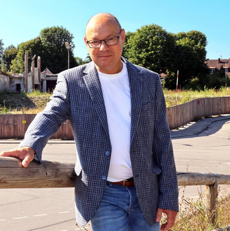 Bürgermeister Hermann Nafziger vor dem ehemaligen Heide-Volm Gelände