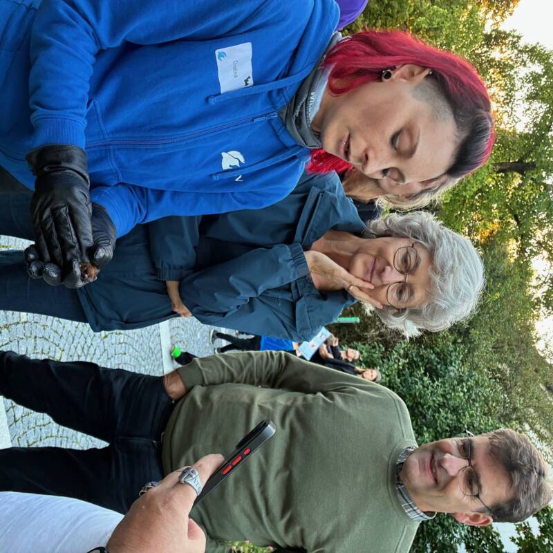 Fledermaus-Expertin Christina Schneider zeigt vorsichtig dem Leiter des Umweltamtes Dr. Jörg Degen und seiner Frau Heidrun einen ihrer kleinen Pfleglinge