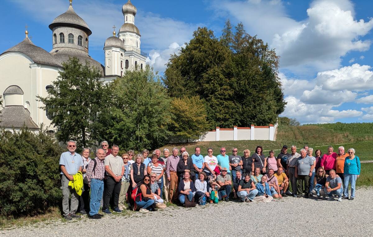 Besuch aus Bärenstein - Gruppenbild vor Maria Birnbaum