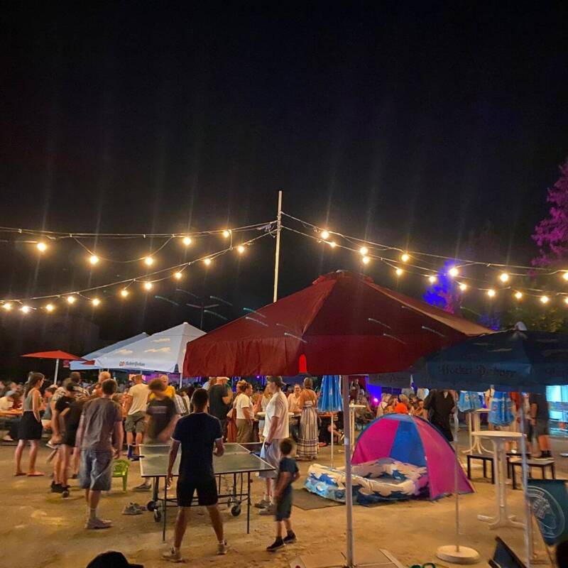 Abendliche Biergartenstimmung beim ersten Planegger Sommergarten