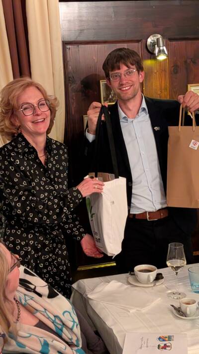 Marie-Hélène Laverrière aus Meylan und Dr. Felix Kempf aus Planegg mit Geschenken in der Kraillinger Brauerei im Mai 2026