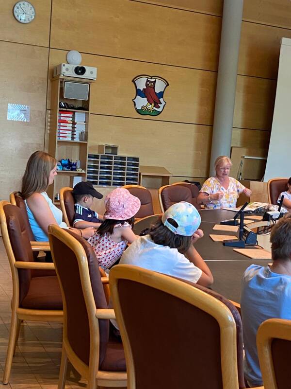 Manuela Spitz liest im großen Sitzungssaal Kindern aus Kindergarten und Krippe Josefstift vor