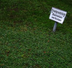 Schild "Privatgrundstück Betreten verboten"