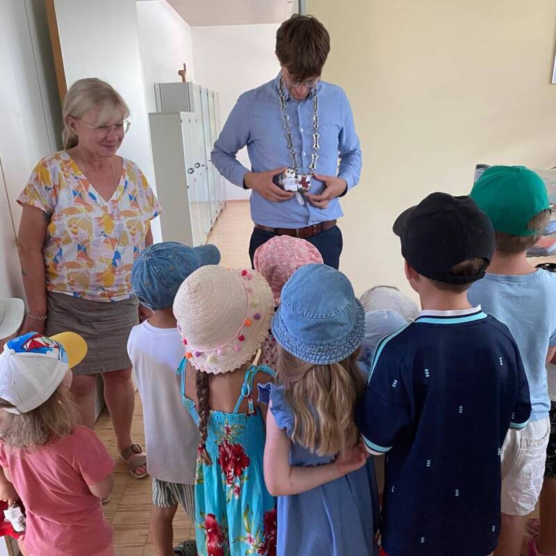 Mäuse, Bären, Frosch- und Bienenkinder besuchen Bürgermeister Felix Kempf. Amtskette und Eulen-Kuscheltier