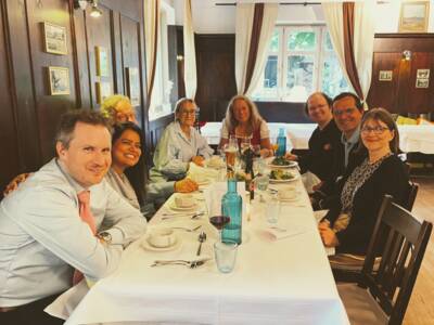 Delegation aus Meylan und Gastgeber der Gemeinde Planegg beim traditionellen Festabend in der Kraillinger Brauerei im Mai 2026