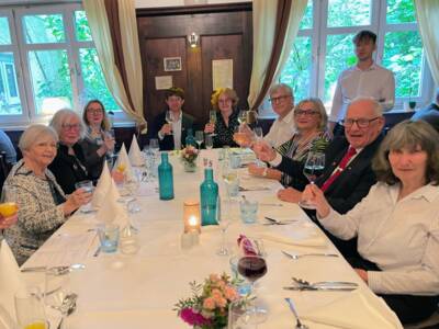 Delegation aus Meylan und Gastgeber der Gemeinde Planegg sitzen beim traditionellen Festabend am Ehrentisch in der Kraillinger Brauerei im Mai 2026