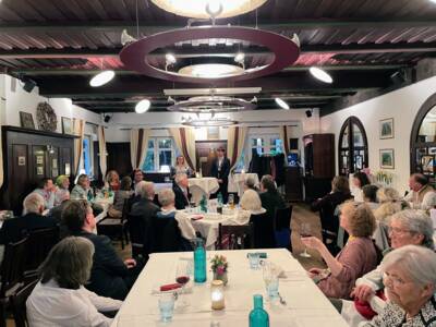 Delegation aus Meylan und Gastgeber der Gemeinde Planegg beim traditionellen Festabend in der Kraillinger Brauerei im Mai 2026