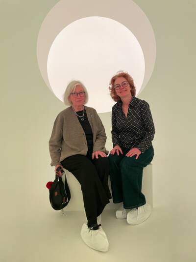 Annelore von Aufseß und Marie-Hélène Laverrière  vor der Lichtinstallation des „A CHAPEL FOR LUKE and his scribe Lucius the Cyrene“ des US-amerikanischen Künstlers James Turrell im Diözesanmuseum Freising im Mai 2026